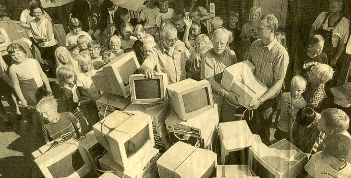 En skolegård fyldt med computere